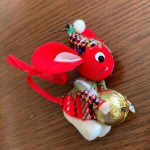 Vtg mouse wearing plaid holding a gold ball ornament ornament‎